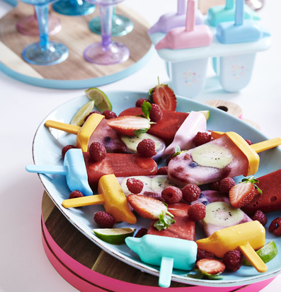 Bild av färgglada glasspinnar och somrig festkänsla