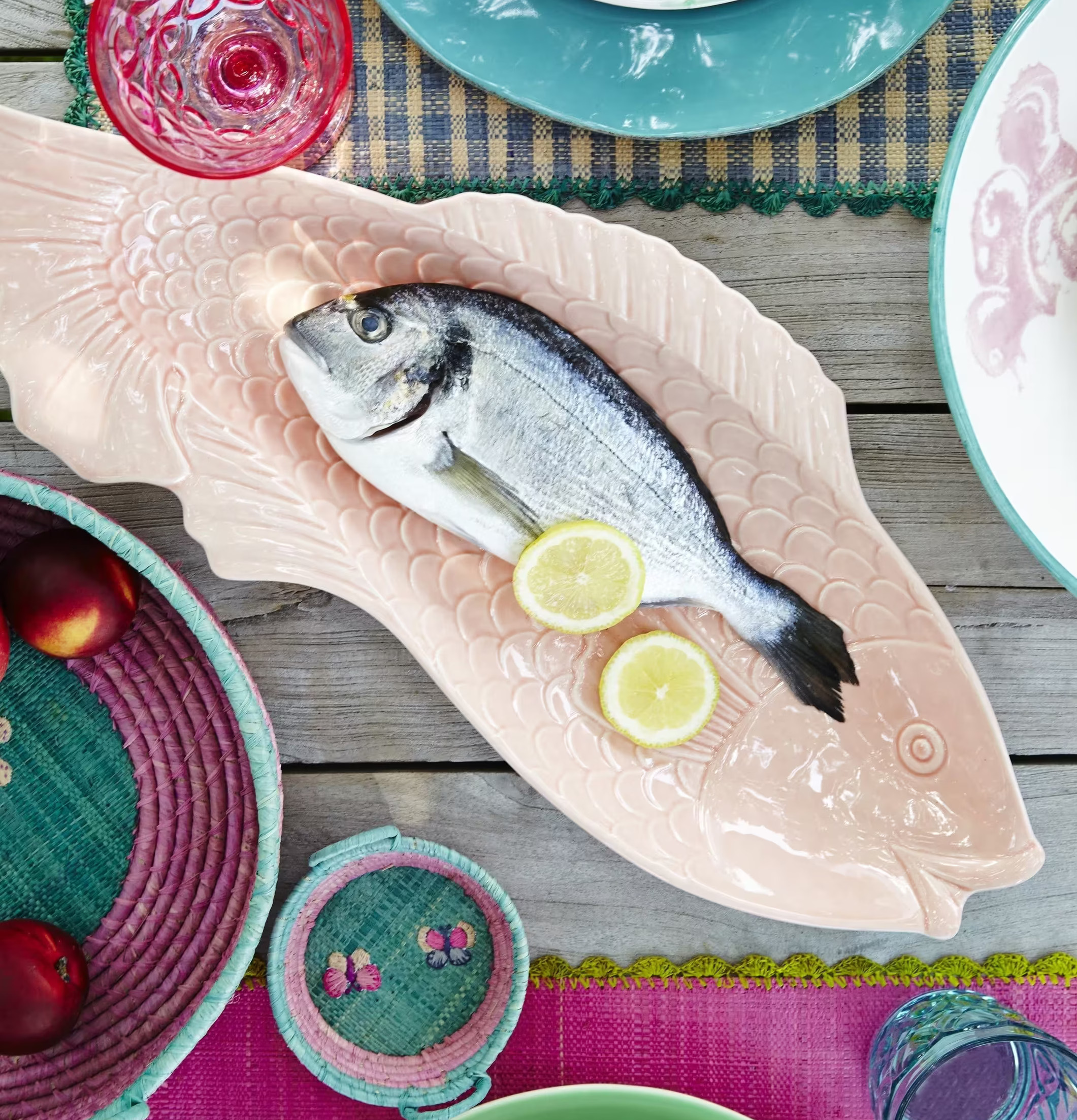 Uppläggningsfat Fisk Korall från Rice på ett dukat bord