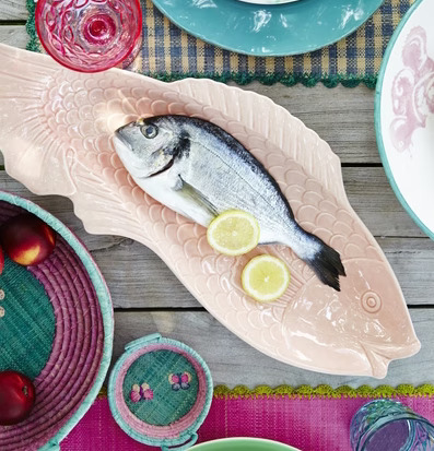 Bild av färgglad dukning med fiskformat uppläggningsfat