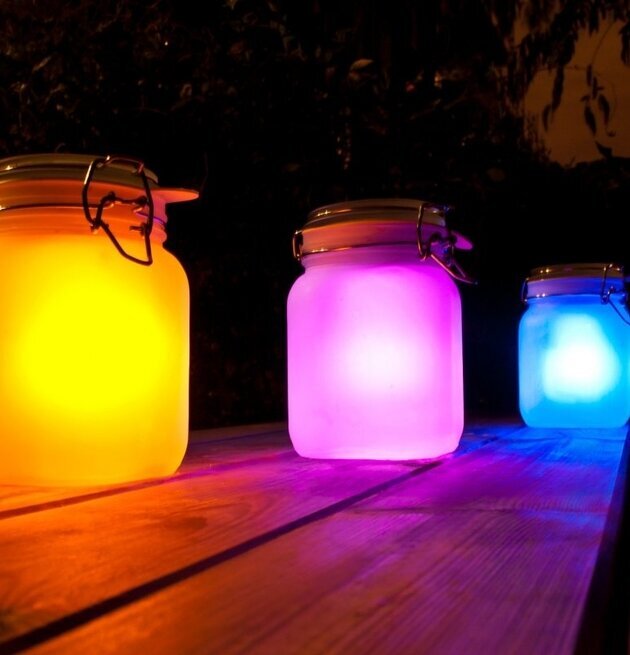 Sun Jar från Suck UK i tre färger på ett träbord utomhus