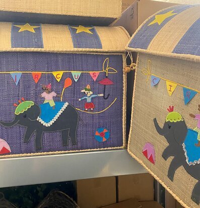 Bild av lekfulla förvaringskorgar med cirkustema