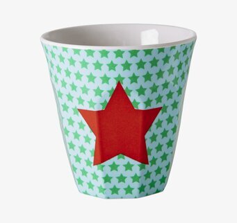 Foto av färgglad och barnvänlig mugg med stjärndesign