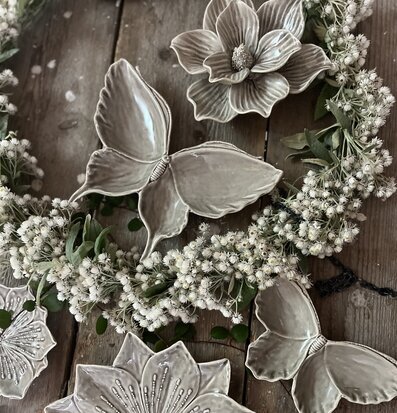 Bild av porslinsarrangemang med botanisk estetik