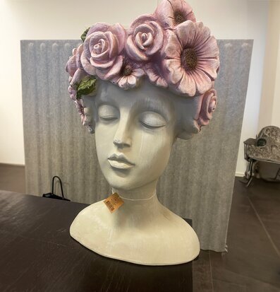 Bild av elegant kruka med blommor och antik känsla