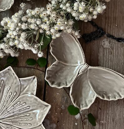 Bild av harmonisk design: fjärilsfat och blommor