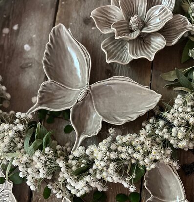 Bild av ett vackert arrangerat stilleben med fjärilsfat