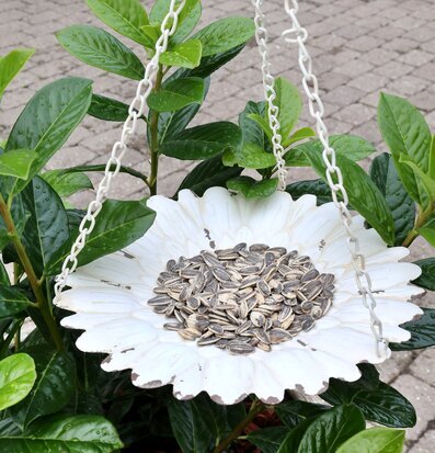 Foto av elegant fågelbord i antik krämfärgad design