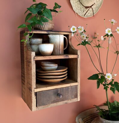 Bild av rustik vägghylla med naturlig och hemtrevlig känsla