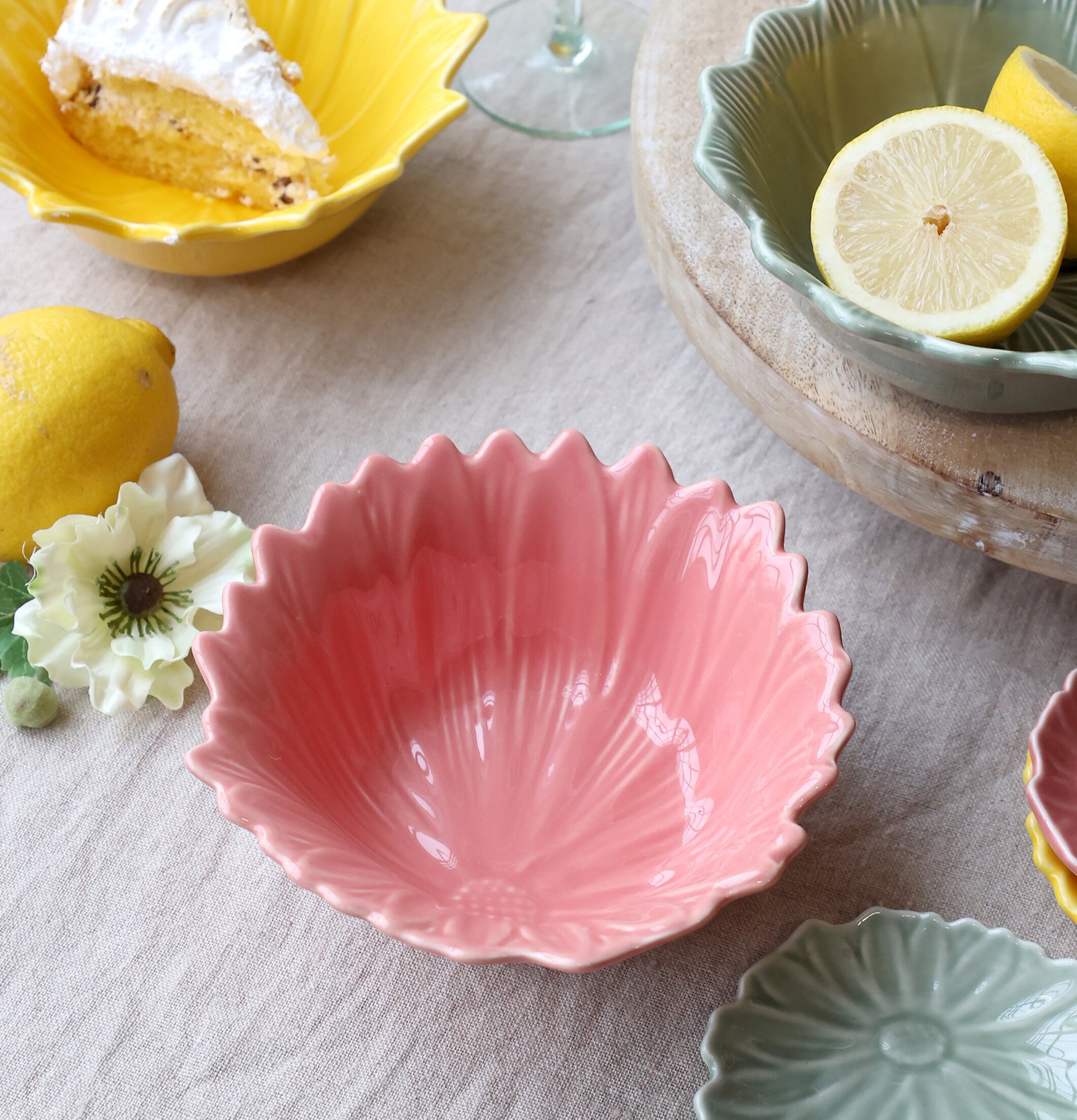 Bild av färgglad och harmonisk dukning med blomskålar