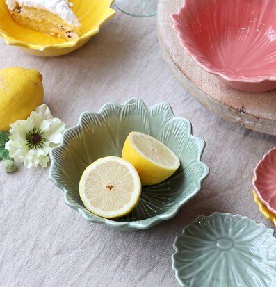 Bild av vackert arrangerad scen med skålar och citroner