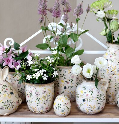 Bild av charmiga blomstermotiv på elegant vit hylla