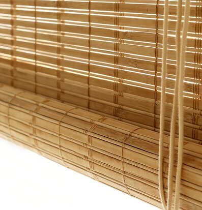 Bild av naturlig bamburullgardin med stilren design