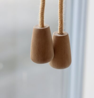 Foto av detaljerade dragknoppar och snören i närbild