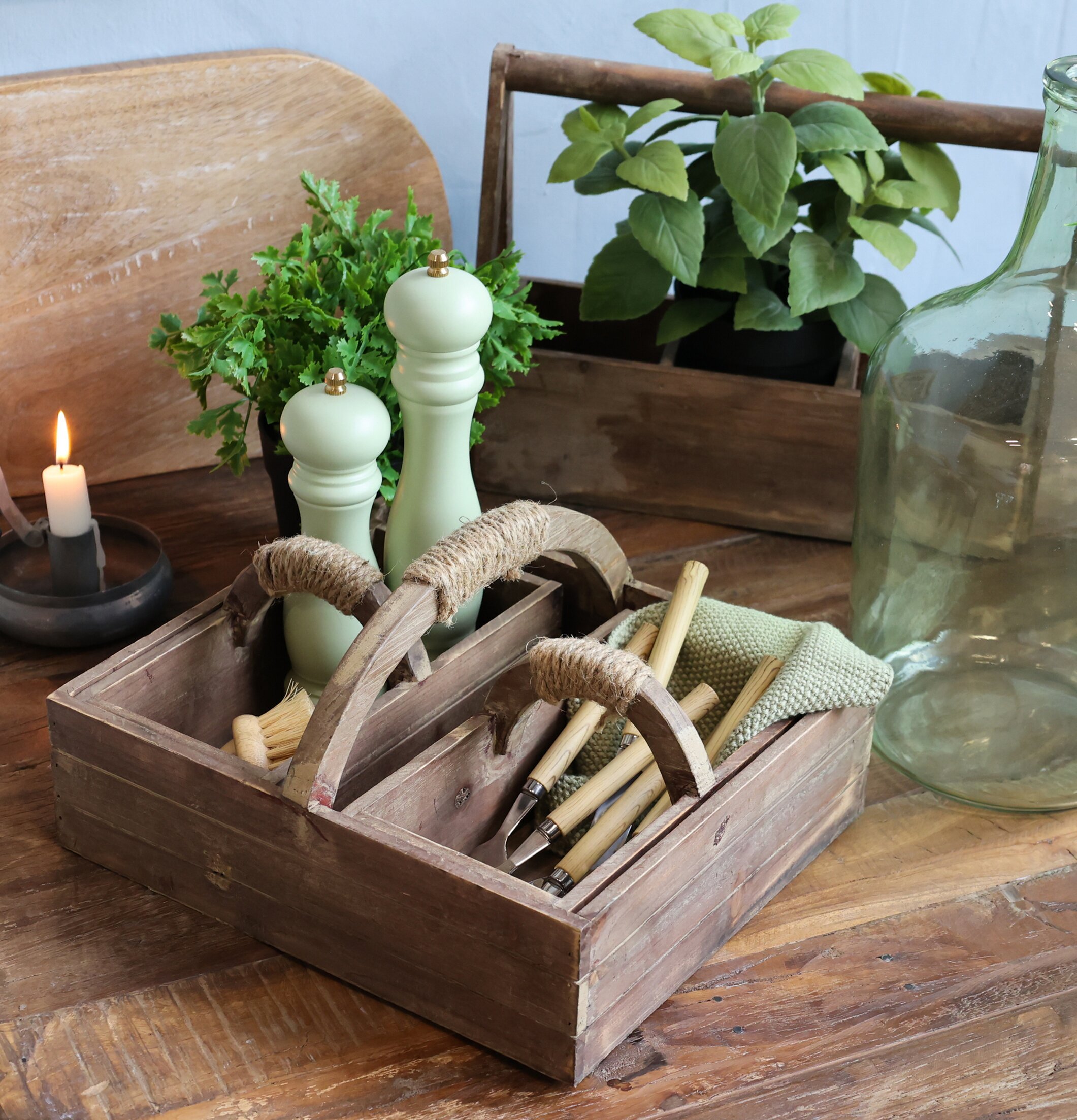 Foto av rustik köksmiljö med trälåda och gröna detaljer