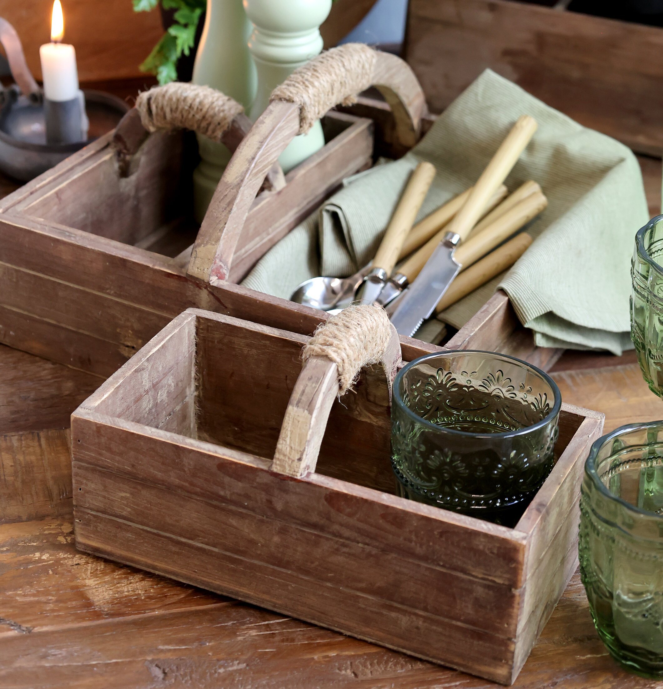 Bild av rustik atmosfär med trälådor och kökstillbehör