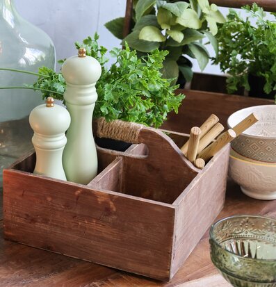 Foto av köksartiklar med trälåda och kryddkvarnar