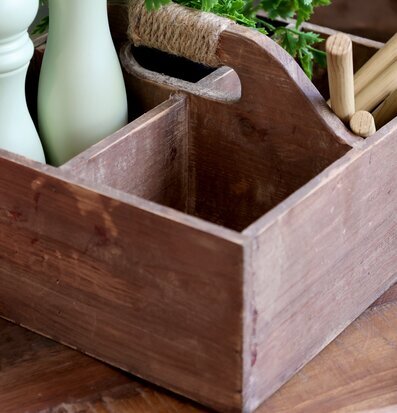 Foto av rustik trälåda med fack och köksdetaljer