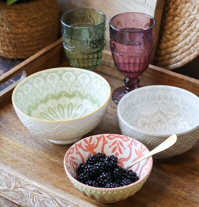 Bild av harmonisk uppsättning skålar och glas på bricka