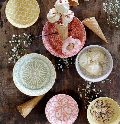 Bild av färgglada skålar på rustikt bord för festlig känsla