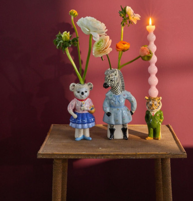 Foto av keramikfigurer på robust bord med varm bakgrund