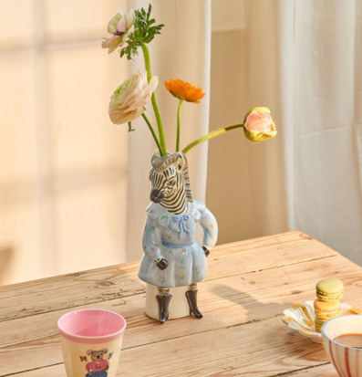 Bild av unik keramikvas med zebramotiv och hemtrevlig scen