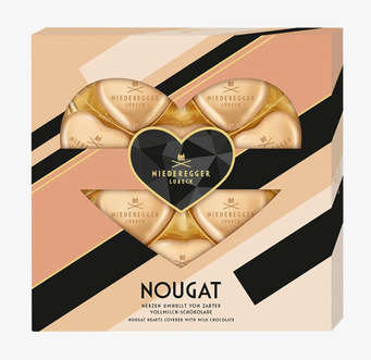 Bild av elegant förpackning med nougathjärtan i fokus