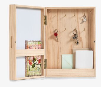 Bild av praktiskt nyckelskåp med whiteboard och hylla