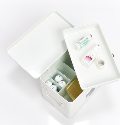 Bild av praktisk vit plåtburk för medicinsk förvaring