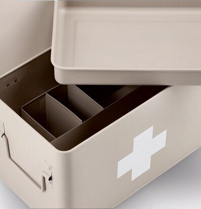 Bild av elegant beige medicinlåda i slitstark plåt