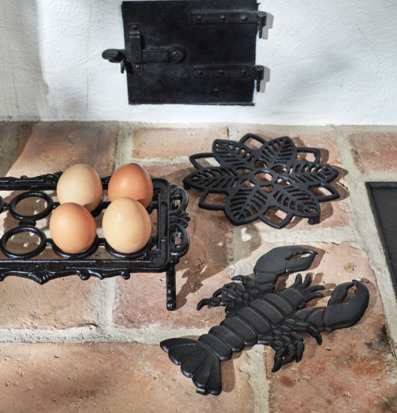 Bild av rustik design med järnunderlägg och tegelgolv