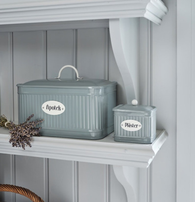 Bild på stilrena plåtburkar i harmonisk inramning