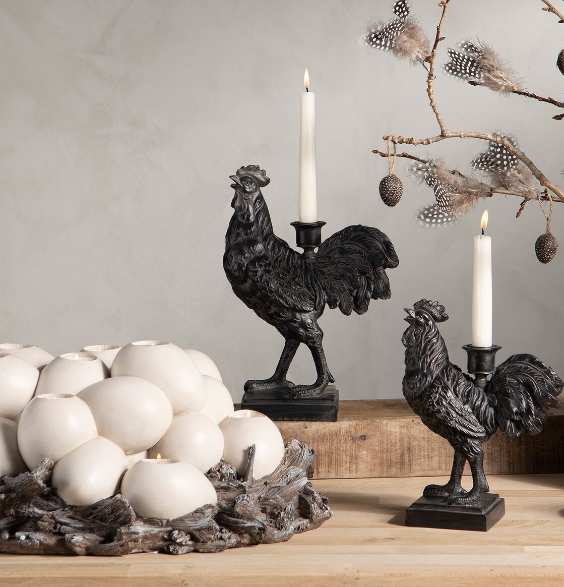 Bild av stilfull inredning med unik ljusstake och dekorer