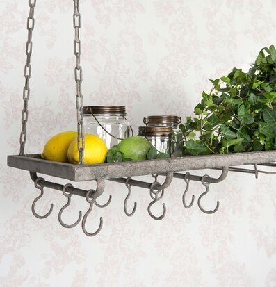 Foto av en stilren hängande hylla med rustik känsla