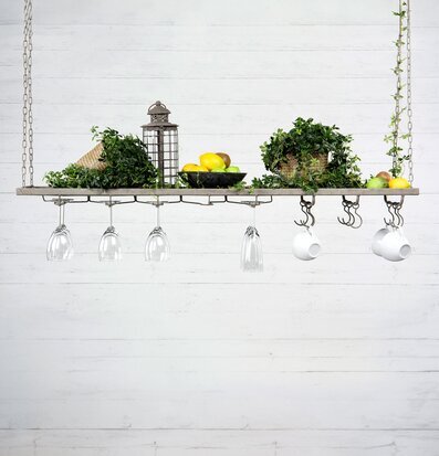 Foto av stilren hängande hylla i metall med växter