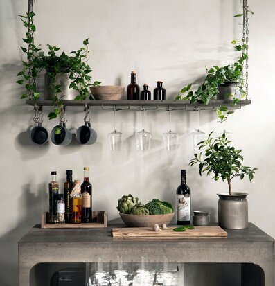 Bild av stilren metallhylla med växter och köksdetaljer