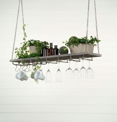 Bild av stilren hängande metallhylla med dekorationer