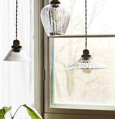 Bild av tre eleganta taklampor i en ljus inomhusmiljö