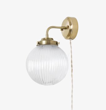 Bild av elegant vägglampa med glaskupa och mässingsdetaljer