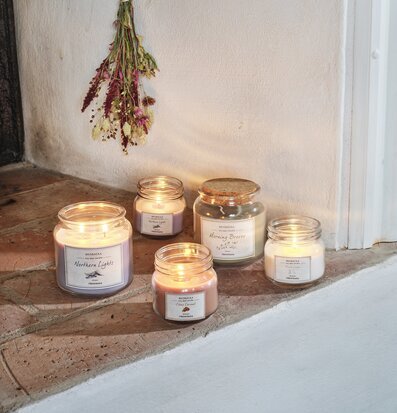 Bild av doftljus på rustik hylla i hemtrevlig miljö