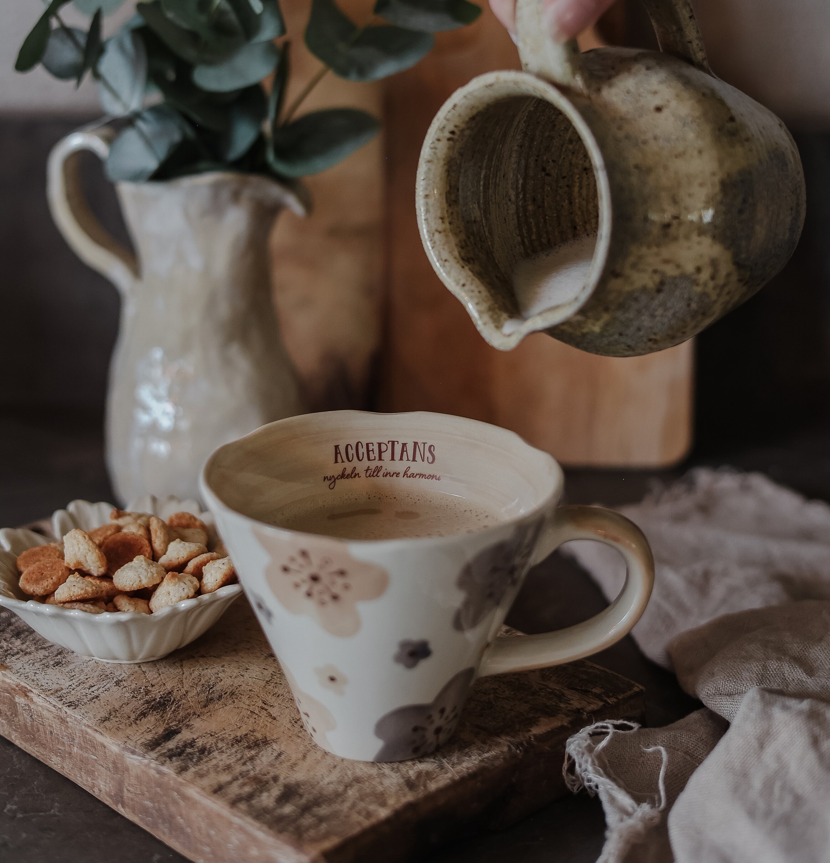 Mugg Acceptans Inre Harmoni - Majas Cottage Muggar/koppar i porslin, keramik, papper eller biologiskt material organiskt