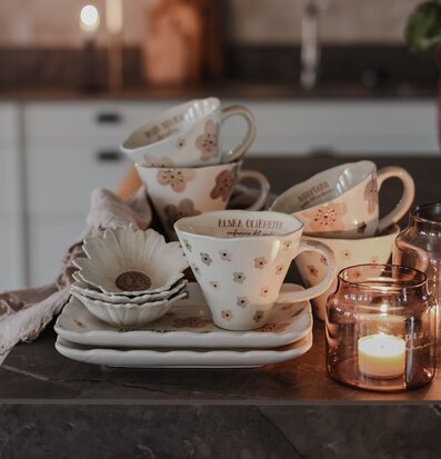 Bild av harmonisk köksinredning med muggar och ljus