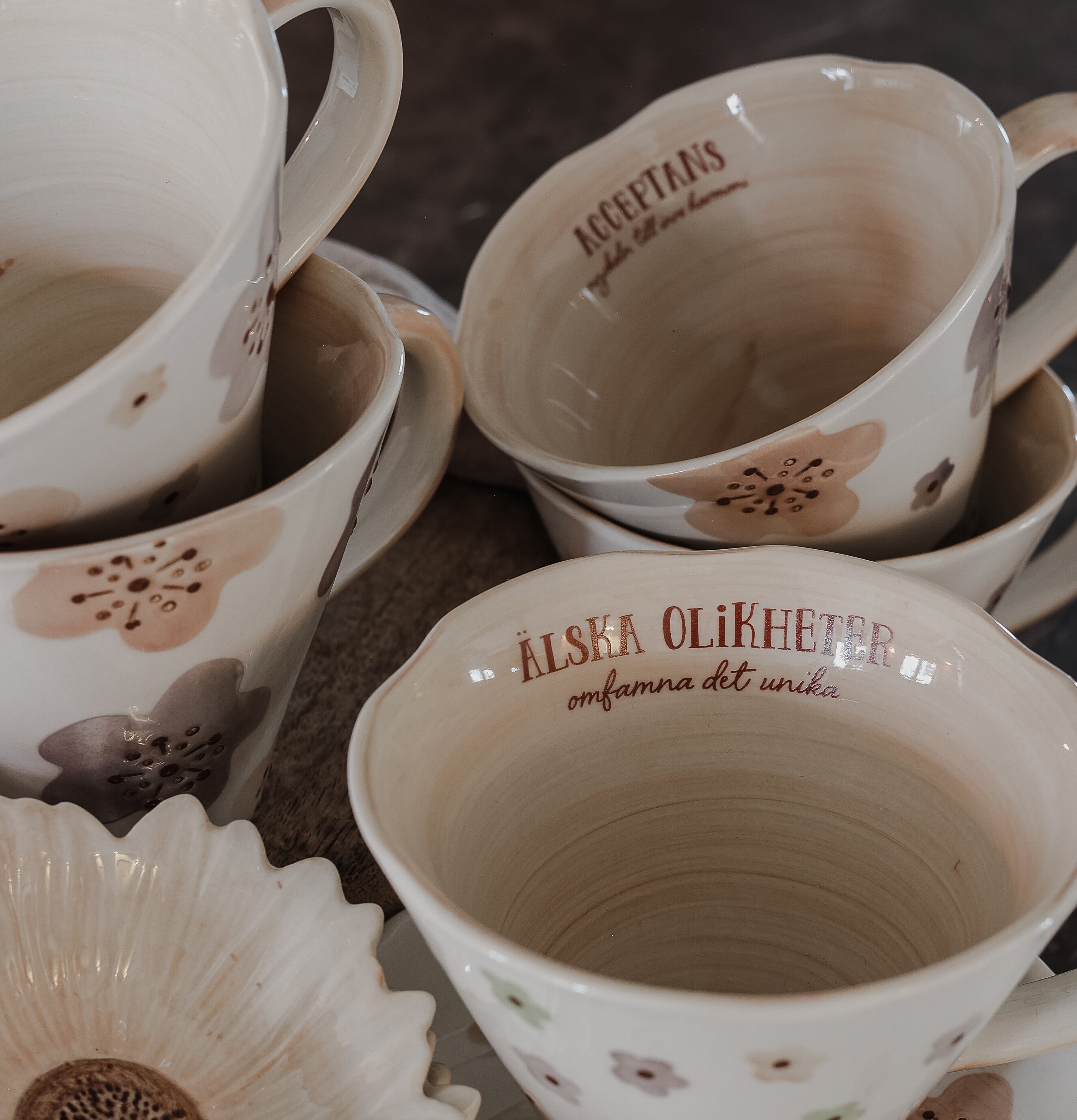 Mugg Acceptans Inre Harmoni - Majas Cottage Älska Olikheter Muggar/koppar i porslin, keramik, papper eller biologiskt