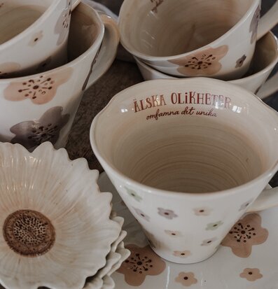 Bild av keramiska produkter med inspirerande budskap