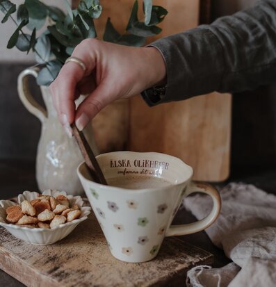 Bild av mysig köksscen med mugg och eukalyptusblad