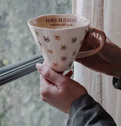 Bild av mugg med inspirerande design och jordnära färger