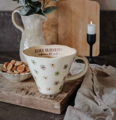 Bild av mugg med text och rustik, hemtrevlig atmosfär