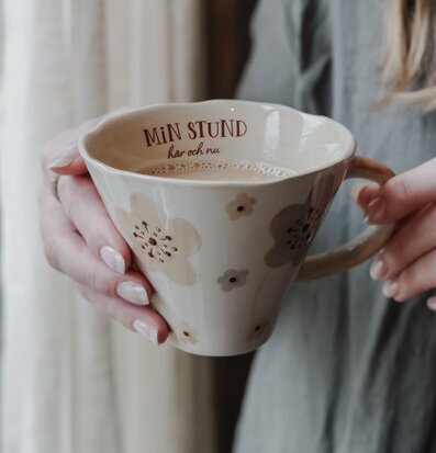 Bild av mugg med blommönster och text för mindfulness