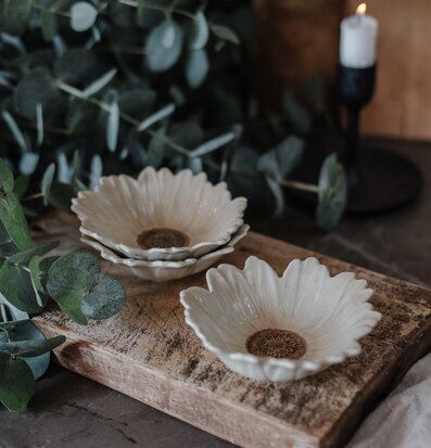 Bild av harmonisk inredning med blomskål och ljusstake