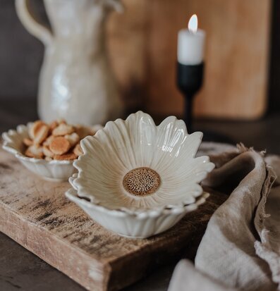 Bild av harmoniskt dekorerat bord med eleganta detaljer