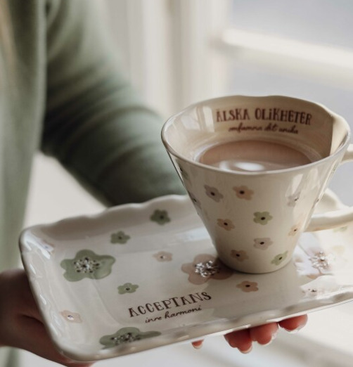 Fat Acceptans inre harmoni - Majas Cottage Tallrikar Djupa tallrikar (ej skål) Desserttallrikar Assietter Barntallrikar Picknicktallrikar